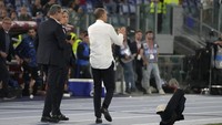 Ada pula momen Allegri bertepuk tangan secara sarkastis, masih karena sedemikian kesal. Foto: AP/Gregorio Borgia
