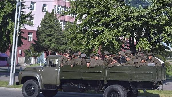 Melihat Potret Candid Tentara Korut yang Tampak Menyedihkan