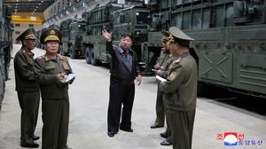 Momen Kim Jong Un Pantau Sistem Senjata Rudal Terbaru Korut