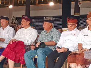 Gaya Menteri Basuki Kala Jadi Fotografer di Acara WWF Bali