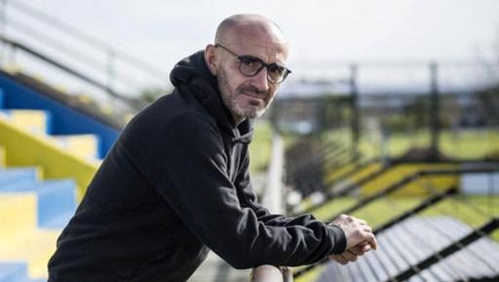 Uruguayan coach Paolo Montero of Argentinas Rosario Central poses after a training session in Arroyo Seco, near Rosario, Santa Fe, on May 26, 2017. As a former Juventus defender, Montero is in a unique position to talk about the June 3 Champions League final in Cardiff, set to be a rematch of the final that Juventus lost to Real Madrid 19 years ago. (Photo by Marcelo Manera / AFP)