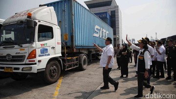 Potret Airlangga dan Sri Mulyani Bereskan Kontainer Menumpuk di Tanjung Priok