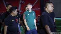 Legenda klub sepakbola Manchester United Ryan Giggs melakukan jumpa fans di JCC Senayan, Jakarta, Sabtu (18/5/2024).