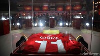 Sejumlah barang milik Giggs juga dipamerkan, salah satunya jersey ini.