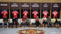 Pengunjung bisa mengabadikan momen di replika ruang ganti pemain Stadion Old Trafford.
