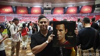 Penggemar yang antusias membawa sejumlah merchandise untuk ditandatangani Giggs.