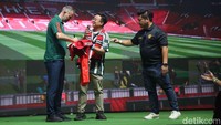 Giggs dengan semringah membagikan tandatangannya kepada penggemar.