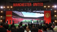 Kehadiran Giggs disambut dengan sorakan dari para fan Manchester United yang meneriakkan namanya.