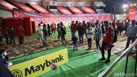 Selain itu ada juga tantangan menendang bola yang menambah seru acara. Penggemar juga mendapatkan kenang-kenangan bernuansa MU.