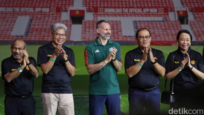 Potret Legenda MU Ryan Giggs Sapa Penggemar di Jakarta Legenda klub sepakbola Manchester UnitedΒ Ryan Giggs melakukan jumpa fans di JCC Senayan, Jakarta, Sabtu (18/5/2024).