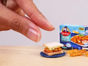 Seniman Ini Bikin Miniatur Sandwich Ikan Terkecil di Dunia!