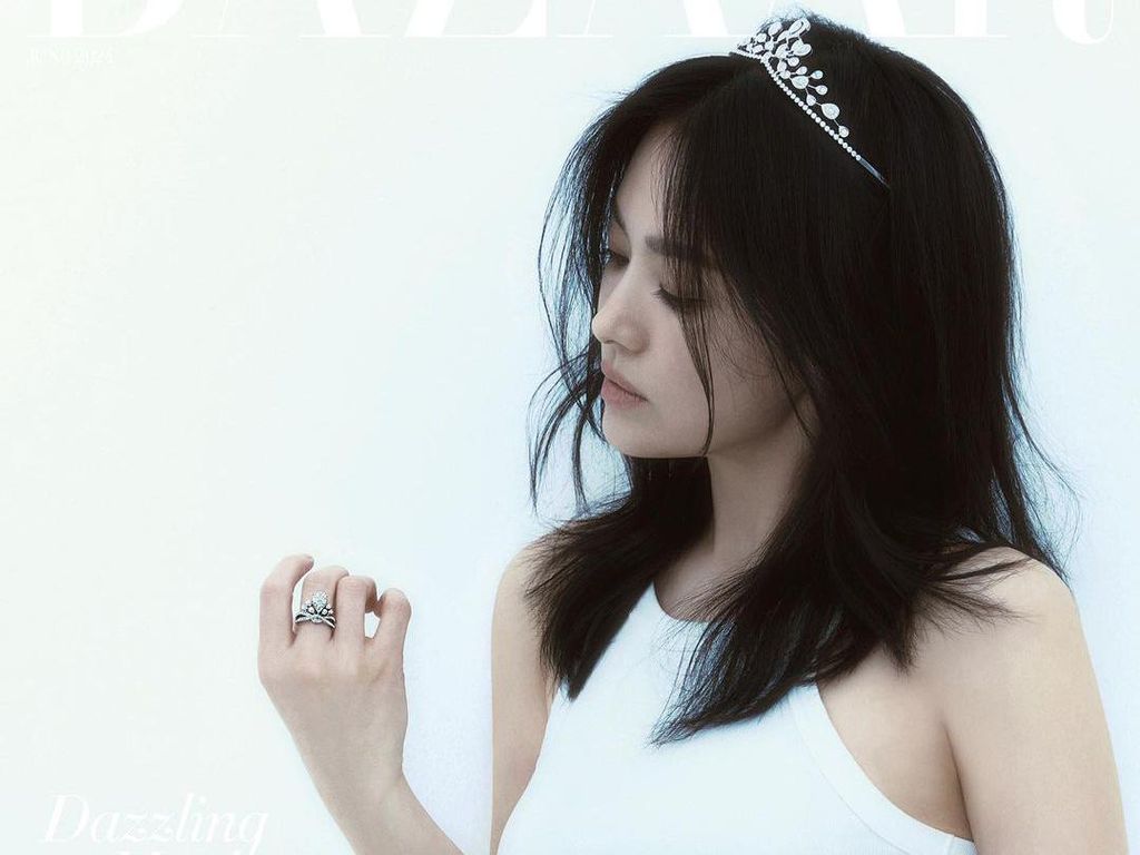 6 Gaya Song Hye Kyo di Pemotretan Terbaru, Pakai Tiara Rp 1,5 M 6 Gaya Song Hye Kyo di Pemotretan Terbaru, Pakai Tiara Rp 1,5 M
