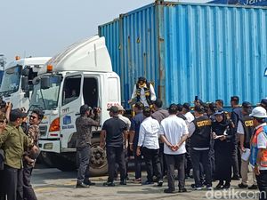 Sri Mulyani Cek Tumpukan Barang Impor di Priok hingga Naik ke Truk Kontainer
