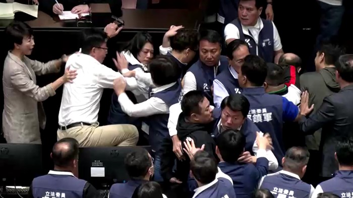 Suasana semrawut terjadi di rapat dewan legislatif Taiwan Suasana semrawut terjadi di rapat dewan legislatif Taiwan beberapa hari sebelum sebelum presiden terpilih Lai Ching-Te menjabat tanpa dominan legislatif.