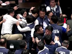 Anggota Parlemen di Taiwan Adu Jotos-Saling Tarik Jelang Presiden Terpilih Menjabat