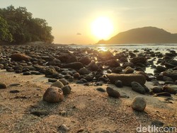 Memeluk Senja di Pantai Wediombo