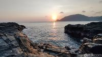 Potret Senja di Pantai Wediombo Gunungkidul