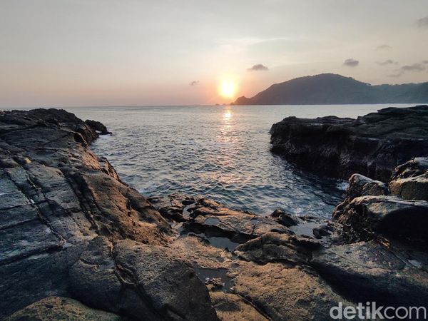 Potret Senja di Pantai Wediombo Gunungkidul
