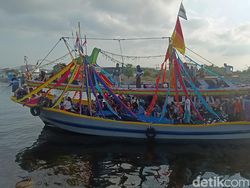 Ngater Kajien, Tradisi Ribuan Warga Probolinggo Antar CJH Naik Kapal Hias