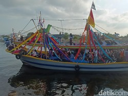 Ngater Kajien, Tradisi Ribuan Warga Probolinggo Antar CJH Naik Kapal Hias