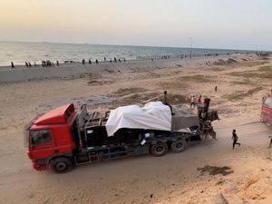 Truk Bantuan Mulai Tiba di Gaza Melalui Dermaga Apung yang Dibangun AS Truk Bantuan Mulai Tiba di Gaza Melalui Dermaga Apung yang Dibangun AS