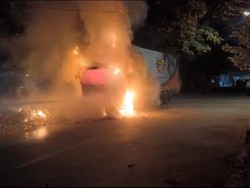 Ditinggal Pengemudi, Truk Tronton Terbakar di Batang