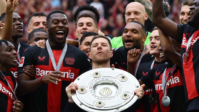 Xabi Alonso Soccer Football - Bundesliga - Bayer Leverkusen v FC Augsburg - BayArena, Leverkusen, Germany - May 18, 2024 Bayer Leverkusen coach Xabi Alonso celebrates with the trophy after winning the Bundesliga and going unbeaten REUTERS/Wolfgang Rattay DFL REGULATIONS PROHIBIT ANY USE OF PHOTOGRAPHS AS IMAGE SEQUENCES AND/OR QUASI-VIDEO.