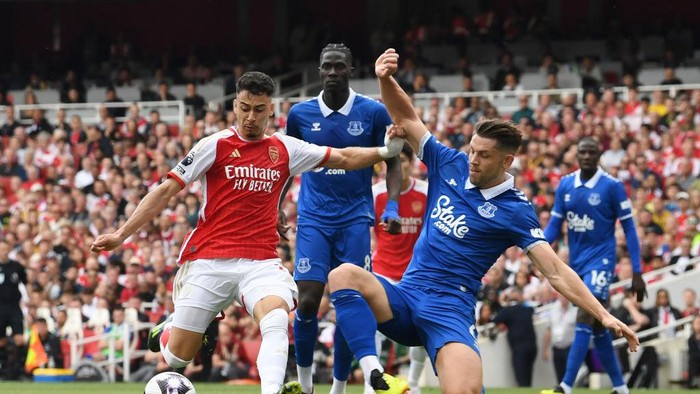 LONDON, ENGLAND - MAY 19: Gabriel Martinelli of Arsenal shoots whilst under pressure from James Tarkowski of Everton during the Premier League match between Arsenal FC and Everton FC at Emirates Stadium on May 19, 2024 in London, England. (Photo by David Price/Arsenal FC via Getty Images)