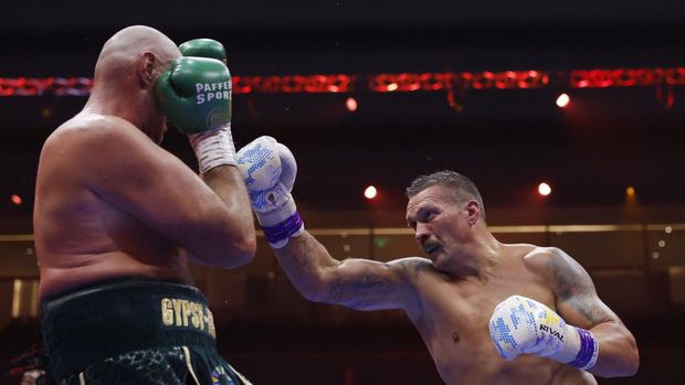 Boxing - Tyson Fury v Oleksandr Usyk - Kingdom Arena, Riyadh, Saudi Arabia - May 19, 2024 Oleksandr Usyk in action against Tyson Fury Action Images via Reuters/Andrew Couldridge