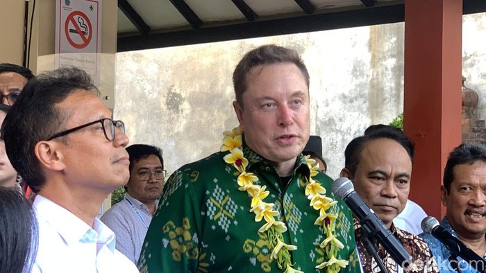 CEO SpaceX Elon Musk saat konferensi pers setelah meresmikan jaringan Starlink di Puskesmas Pembantu Sumerta Kelod di Kota Denpasar, Minggu (19/5/2024)