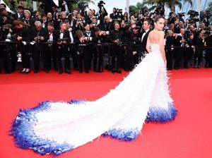 6 Pose Cinta Laura di Cannes Film Festival Berbalut Gaun Konsep Jalak Bali 6 Pose Cinta Laura di Cannes Film Festival Berbalut Gaun Konsep Jalak Bali