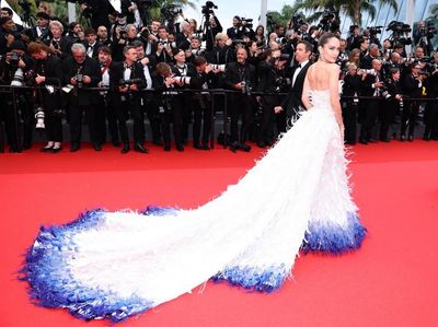 6 Pose Cinta Laura di Cannes Film Festival Berbalut Gaun Konsep Jalak Bali