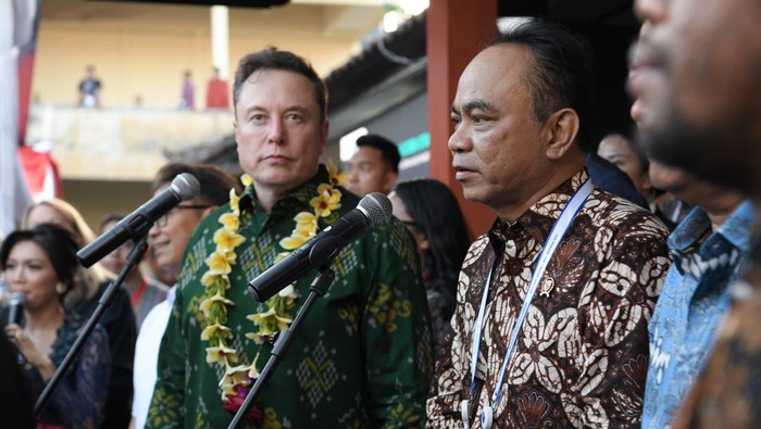 Elon Musk bareng Menkominfo Budi Arie Setiadi dikala meresmikan Starlink di Indonesia Elon Musk bareng Menkominfo Budi Arie Setiadi dikala meresmikan Starlink di Indonesia