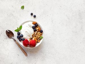 3 Makanan Terbaik untuk Jadi Topping Greek Yogurt, Bikin Lebih Bergizi