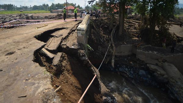 Jembatan di Tanah Datar Rusak Akibat Diterjang Banjir Bandang