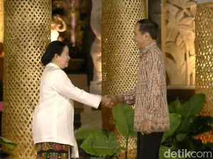Saling Lempar Senyum, Jokowi Sambut Puan di Welcoming Dinner WWF