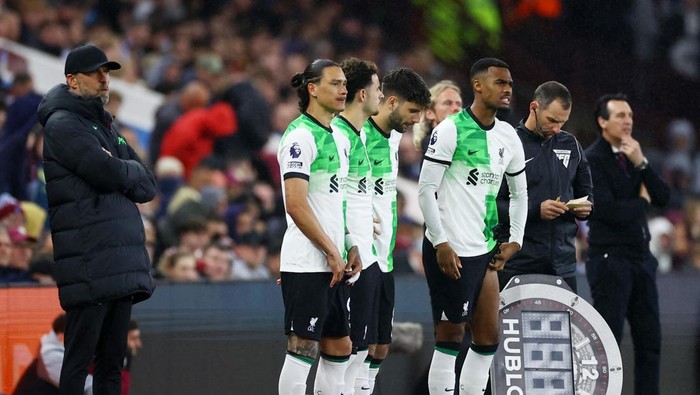 Soccer Football - Premier League - Aston Villa v Liverpool - Villa Park, Birmingham, Britain - May 13, 2024  Liverpools Darwin Nunez, Curtis Jones, Dominik Szoboszlai and Ryan Gravenberch wait to be substituted on as manager Juergen Klopp looks on REUTERS/Carl Recine EDITORIAL USE ONLY. NO USE WITH UNAUTHORIZED AUDIO, VIDEO, DATA, FIXTURE LISTS, CLUB/LEAGUE LOGOS OR LIVE SERVICES. ONLINE IN-MATCH USE LIMITED TO 120 IMAGES, NO VIDEO EMULATION. NO USE IN BETTING, GAMES OR SINGLE CLUB/LEAGUE/PLAYER PUBLICATIONS. PLEASE CONTACT YOUR ACCOUNT REPRESENTATIVE FOR FURTHER DETAILS..