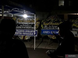 Karangan Bunga dari Prabowo hingga Anies Berjejer di Rumah Duka Salim Said