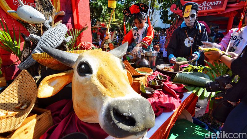 Kemeriahan Festival Rujak Uleg di Surabaya