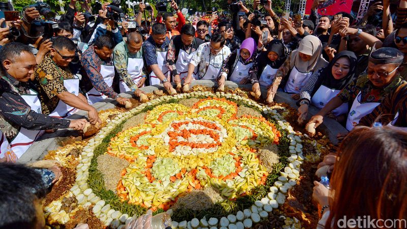 Kemeriahan Festival Rujak Uleg di Surabaya