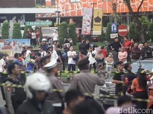 Kerumunan Warga Melihat Lokasi Pesawat Jatuh di BSD Kerumunan Warga Melihat Lokasi Pesawat Jatuh di BSD
