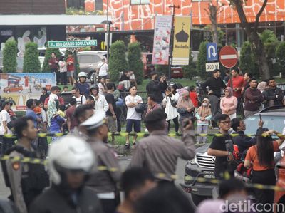 Kerumunan Warga Melihat Lokasi Pesawat Jatuh di BSD