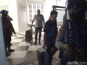 KPK 3 Jam Geledah Rumah Anak Buah SYL M Hatta di Parepare, Bawa 2 Koper KPK 3 Jam Geledah Rumah Anak Buah SYL M Hatta di Parepare, Bawa 2 Koper