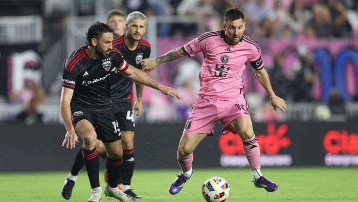 May 18, 2024; Fort Lauderdale, Florida, USA; Inter Miami CF forward Lionel Messi (10) and D.C. United defender Steven Birnbaum (15) battle for the ball in the second half at Chase Stadium. Mandatory Credit: Nathan Ray Seebeck-USA TODAY Sports
