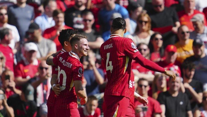 Liverpools Alexis Mac Allister, centre, celebrates after scoring his sides opening goal during the English Premier League soccer match between Liverpool and Wolverhampton Wanderers at Anfield Stadium in Liverpool, England, Sunday, May 19, 2024. (AP Photo/Jon Super)