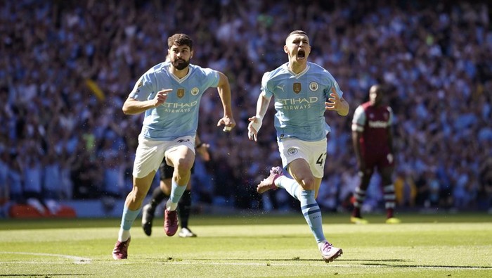 Manchester City, West Ham United Manchester City's Phil Foden, right, celebrates after scoring his side's opening goal during the English Premier League soccer match between Manchester City and West Ham United at the Etihad Stadium in Manchester, England, Sunday, May 19, 2024. (AP Photo/Dave Thompson)