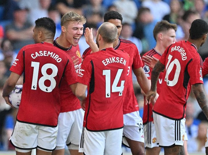 Manchester United's Danish striker #11 Rasmus Hojlund (2L) celebrates scoring the team's second goal during the English Premier League football match between Brighton and Hove Albion and Manchester United at the American Express Community Stadium in Brighton, southern England on May 19, 2024. (Photo by Glyn KIRK / AFP) / RESTRICTED TO EDITORIAL USE. No use with unauthorized audio, video, data, fixture lists, club/league logos or 'live' services. Online in-match use limited to 120 images. An additional 40 images may be used in extra time. No video emulation. Social media in-match use limited to 120 images. An additional 40 images may be used in extra time. No use in betting publications, games or single club/league/player publications. /