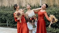 Stunning In Red, Pesona Nia Ramadhani Jadi Bridesmaid Mahalini di Bali