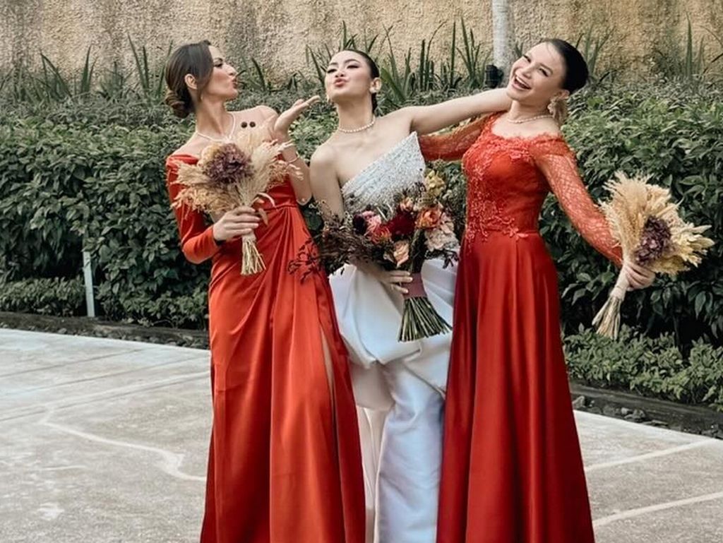 Stunning In Red, Pesona Nia Ramadhani Jadi Bridesmaid Mahalini di Bali Stunning In Red, Pesona Nia Ramadhani Jadi Bridesmaid Mahalini di Bali