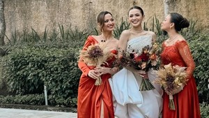 Most Pop: Foto Nia Ramadhani Jadi Bridesmaid Mahalini di Bali, Cantik Memukau